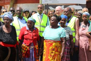 The World Bank Group Vice President and Kiambu Governor Kimani Wamatangi, and some of the residents at the Umoja Settlement in Thika Municipality