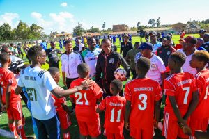 Governor Kimani Wamatangi has a talk with the players during the Wamatangi Cup Finals at Thigio Stadium in Ndeiya Ward